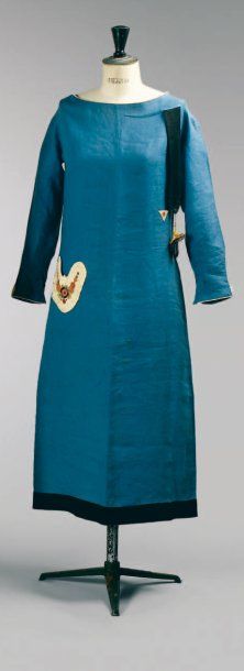 Paul POIRET, circa 1924 Modèle SIOUX ROBE D'APRÈS-MIDI en toile de lin bleu, encolure...