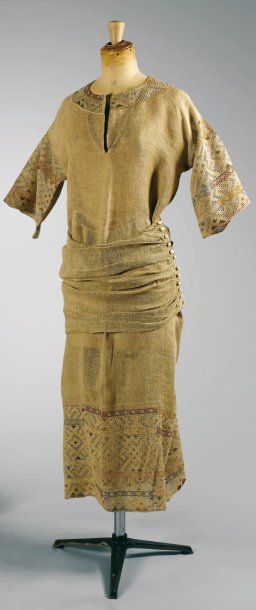 Paul POIRET, circa 1912 ROBE D'ÉTÉ réalisée dans une nappe russe en lin tissé bis,...