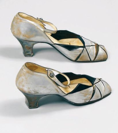 PERUGIA pour Paul POIRET, circa 1920 PAIRE DE SOULIERS à bride en cuir métallisé...