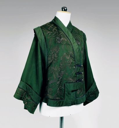 Paul POIRET, circa 1905 Modèle CHINOIS VESTE en drap de laine vert rebrodé au point...