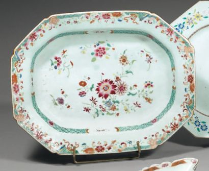 Époque YONGZHENG (1723-1735) Présentoir à pans coupés en porcelaine, dite de Commande,...