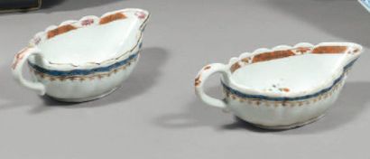 Époque QIANLONG (1736-1795) Paire de saucières lobées en porcelaine, dite de Commande,...