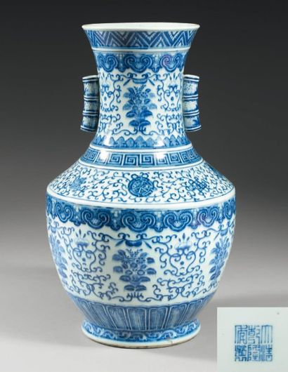 null Vase de forme balustre en porcelaine blanche décorée en bleu sous couverte de...