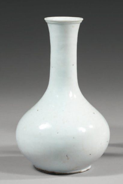 Époque MING (1368-1644) Vase de forme balustre et coLlégèrement évasé en grès émaillé...