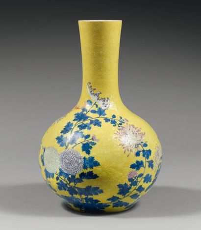 null Vase balustre en porcelaine émaillée jaune et décorée en bleu sous couverte...