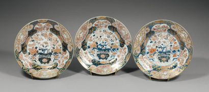 CÉRAMIQUE du JAPON Trois plats en porcelaine blanche décorée en bleu sous couverte...