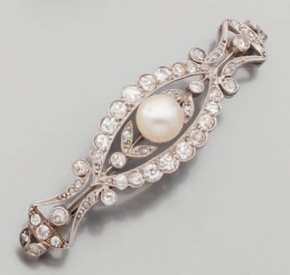 null Broche oblongue en platine ajouré à décor festonné, le centre orné d'une perle...