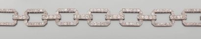 null Bracelet articulé en platine composé de sept maillons rectangulaires ajourés...