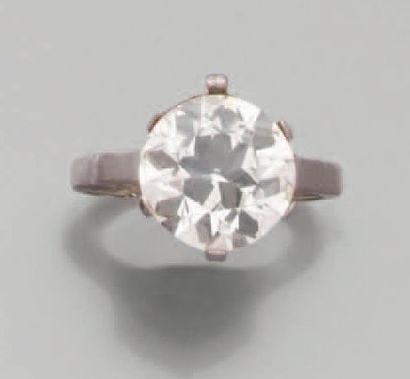 null Bague en platine sertie d'un diamant solitaire demi-taille pesant 3,83 ct. Travail...