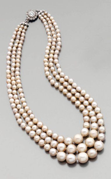 null Collier triple rang de perles fines, blanches, en chute, le fermoir en platine...
