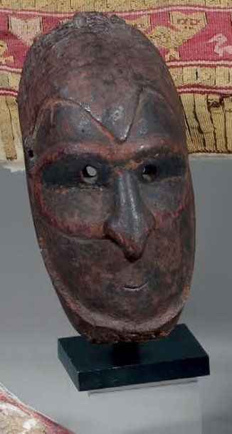 null Masque. bois sculpté de pigments végétaux brun et rouge. Nouvelle Guinée, Sepik....