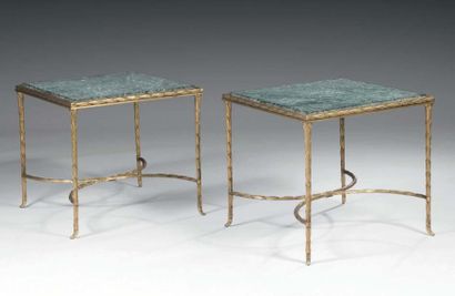 null Paire de tables basses carrées en bronze doré feuillagé à entretoise en h. plateau...