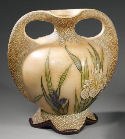 null VASE en céramique émaillée à deux anses à décor d'iris. Époque Art Nouveau.