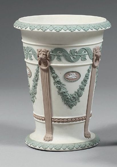 null Vase cornet, décor à fond vert de léger relief en biscuit sur fond blanc de...