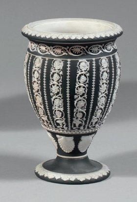 Vase à Piédouche, décor en léger relief en...