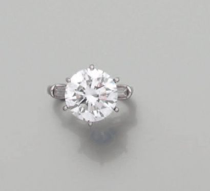 null BAGUE en platine sertie d'un diamant rond de taille brillant pesant 5,08 ct...