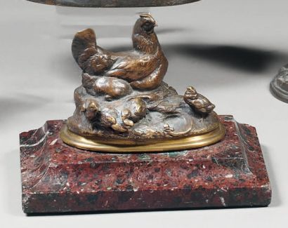 Auguste CAIN (1821-1894) Poule et poussins Bronze à patine médaille, signé. Fonte...