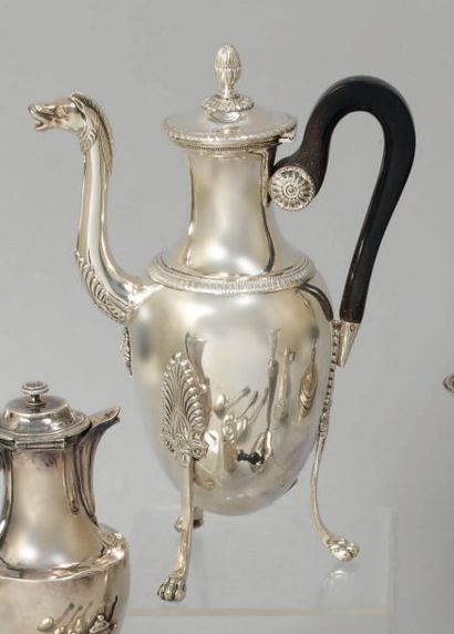 null CAFETIÈRE en argent posant sur trois pieds griffes aux attaches feuillagées....