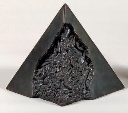 Ecole Moderne 
Pyramide
Épreuve en bronze à patine brune, porte une signature «DALL...