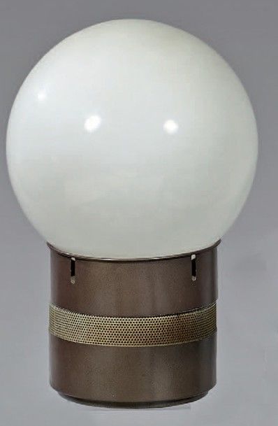 GAE AULENTI (1927-2012) 
Lampe modèle «Oraccolo» en métal laqué et perforé, globe...