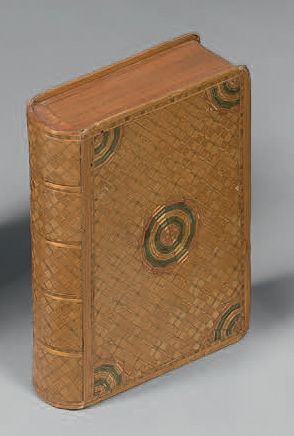 null Petite boîte à mouches en forme de livre orné de croisillons, intérieur à miroir,...