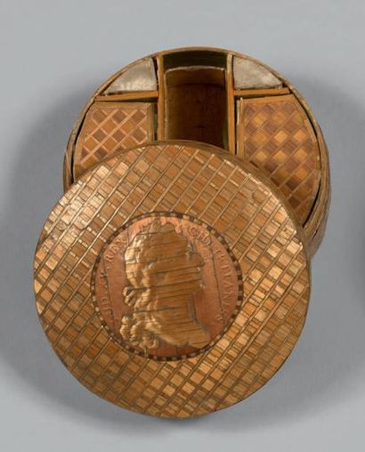 null Boîte à mouches ronde ornée d'un profil gaufré de Louis XVI sur fond de croisillons....