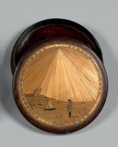 null Boîte ronde ornée d'une figure de Napoléon sur l'Île d'Elbe.
XIXe siècle.
(Accidents).
Diamètre:...