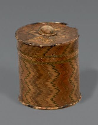 null Boîte cylindrique ornée de points de Hongrie.
XVIIIe siècle.
(Accidents).
Hauteur:...