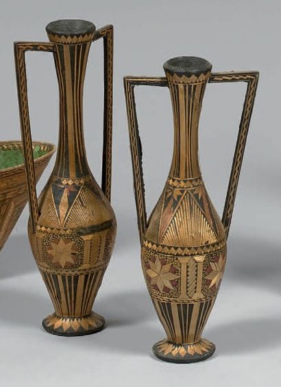 null Paire de vases soliflores en forme d'amphores antiques ornés d'étoiles, colonnes...