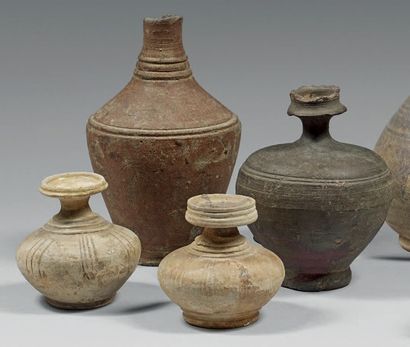 VIETNAM/THAÏLANDE, Sawankalok -XVIe siècle 
Ensemble comprenant cinq vases en grès...