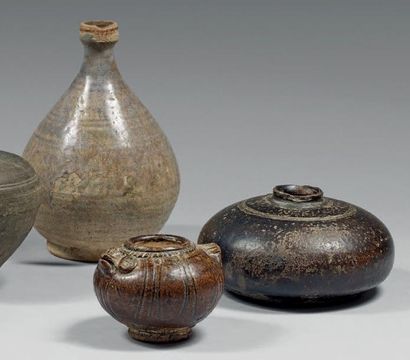 THAÏLANDE et CAMBODGE - XVe/XIIIe siècle 
Ensemble comprenant deux pots en grès,...