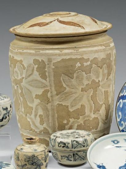 VIETNAM - XIIe/XIVe siècle 
Pot couvert en grès émaillé beige et décoré de fleurs...