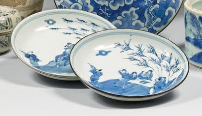CHINE - XIXe siècle 
Paire de coupes en porcelaine bleu blanc à décor de lettrés...
