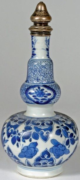 CHINE - Début de l'époque Kangxi (1662-1722) 
Aspersoir en porcelaine blanche émaillée...