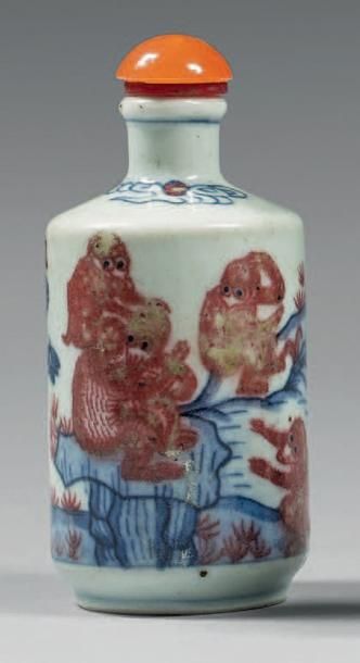 CHINE - XIXe siècle 
Flacon tabatière en porcelaine émaillée en bleu et rouge de...