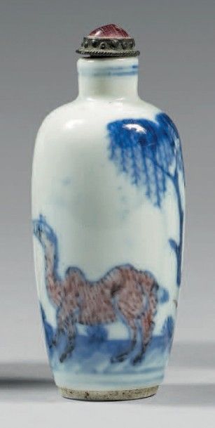 CHINE - XXe siècle 
Flacon tabatière en porcelaine émaillée en bleu sous couverte...