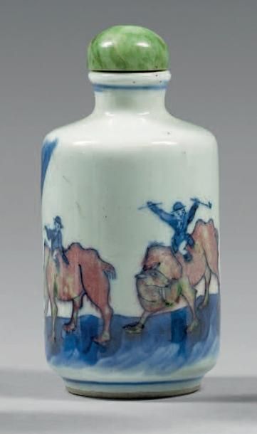 CHINE - XIXe siècle 
Flacon tabatière en porcelaine émaillé en bleu et rouge de cuivre...