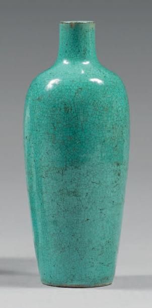 CHINE - XXe siècle 
Flacon tabatière en grès émaillé craquelé turquoise de forme...