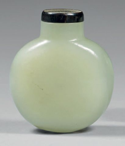 CHINE - Début du XIXe siècle 
Flacon tabatière en néphrite de forme arrondie.
Hauteur:...
