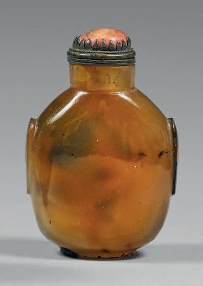 CHINE - XXe siècle 
Flacon tabatière en agate grise.
(Égrenure).
Hauteur: 4,8 cm