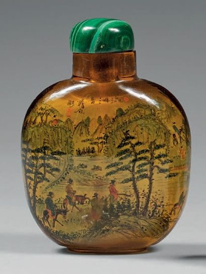 CHINE - XXe siècle 
Important flacon tabatière en verre orangé translucide peint...