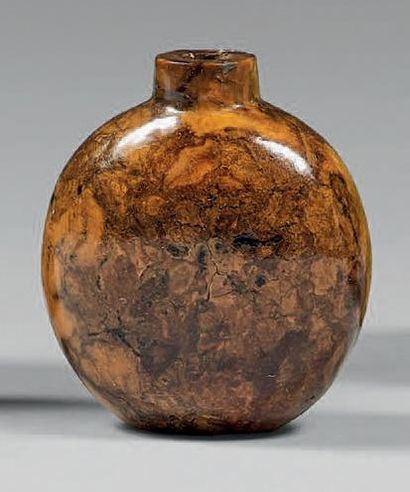 CHINE - XVIIIe/XIXe siècle 
Flacon tabatière en racine d'ambre de forme arrondie.
Hauteur:...