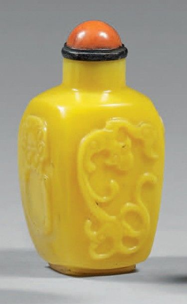 CHINE - XIXe siècle 
Flacon tabatière rectangulaire en verre jaune orné d'un qilong...