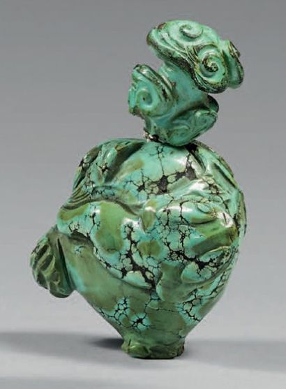CHINE - Début du XXe siècle 
Flacon tabatière en turquoise sculpté en haut-relief...