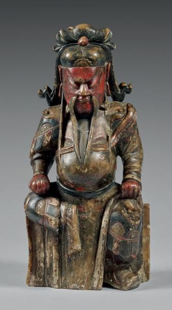 CHINE - XVIIIe/XIXe siècle 
Statuette de Guandi en stéatite polychrome, assis, les...