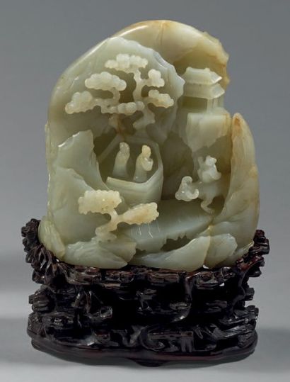 CHINE - XXe siècle 
Rocher en néphrite céladon à décor sculpté de lettrés dans un...