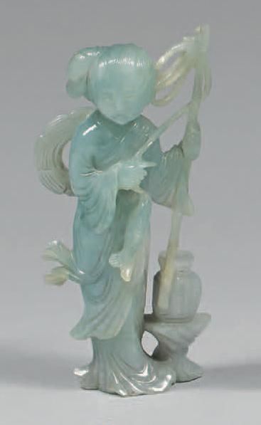 CHINE - XXe siècle 
Petite statuette en jadéite sculptée, jeune femme debout pêchant...