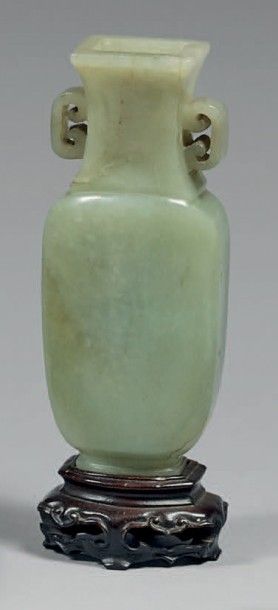 CHINE - XIXe siècle 
Vase de forme rectangulaire en néphrite céladon à deux anses.
Hauteur:...