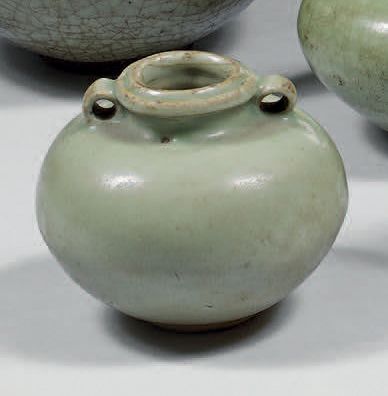 CHINE - Époque SONG (960-1279) 
Petite jarre en grès émaillé vert céladon.
(Gerces).
Hauteur:...