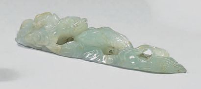 CHINE - XXe siècle 
Repose-pinceaux en jadéite sculptée en forme de dragon dans les...